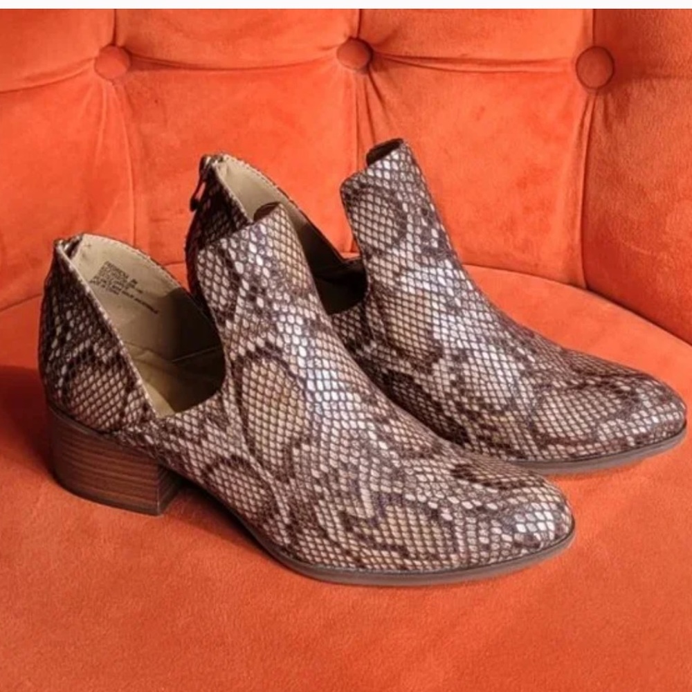 ❤️❤️ New Direction Fredricka Snakeskin Style Booties size 5